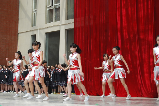 洛陽(yáng)東方外國(guó)語(yǔ)學(xué)校開(kāi)放日文藝演出