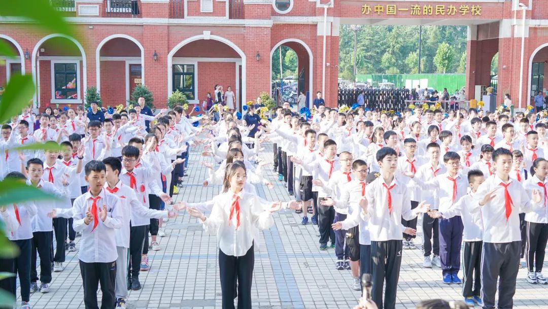 青春不散場，追夢再出發(fā)——洛陽東外2022屆小學(xué)生畢業(yè)典禮